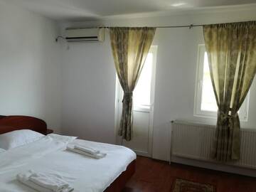 Фото номера Стандартный двухместный номер с 1 кроватью Отель Hotel Hanul Cu Foc г. Buzău 5