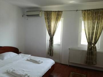 Фото номера Стандартный двухместный номер с 1 кроватью Отель Hotel Hanul Cu Foc г. Buzău 9